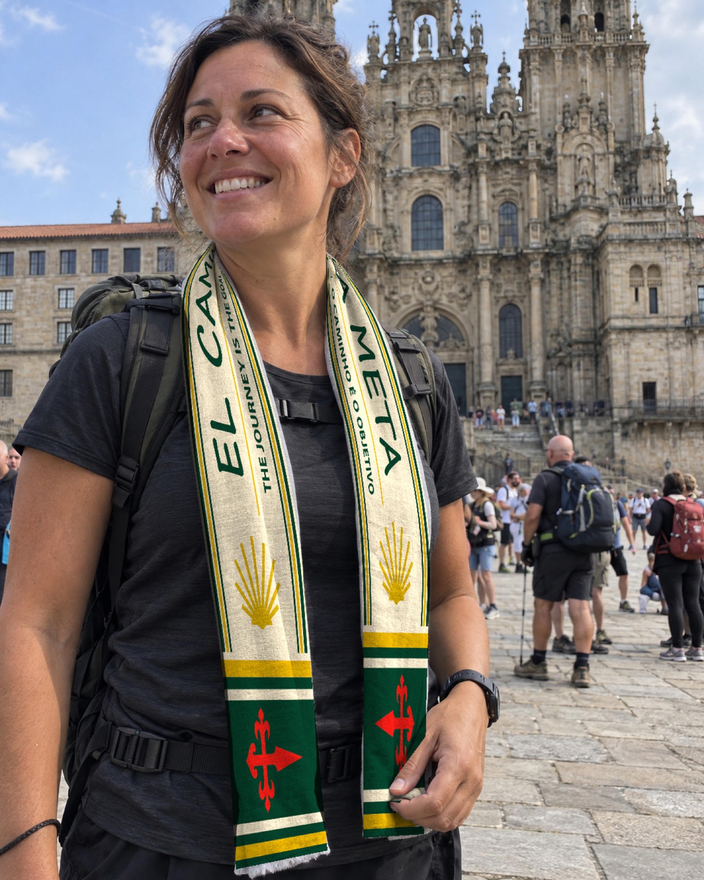 Peregrina con la bufanda verde frente a la Catedral de Santiago