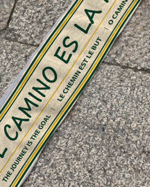 Acercamiento a la trama y los bordes verdes y dorados del tejido