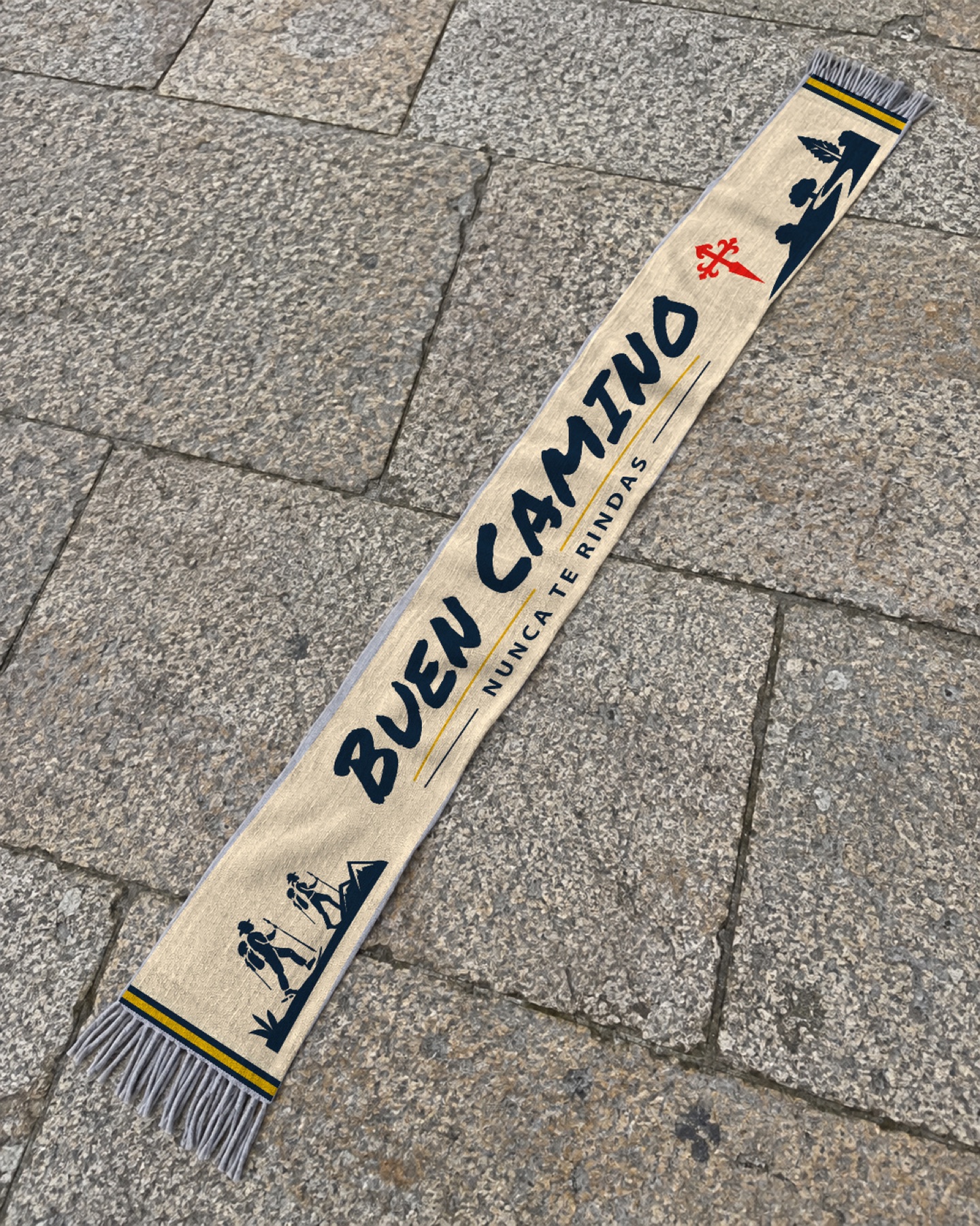 Diseño azul y crema de la bufanda Xaneiros, extendido para apreciar sus símbolos y tejido