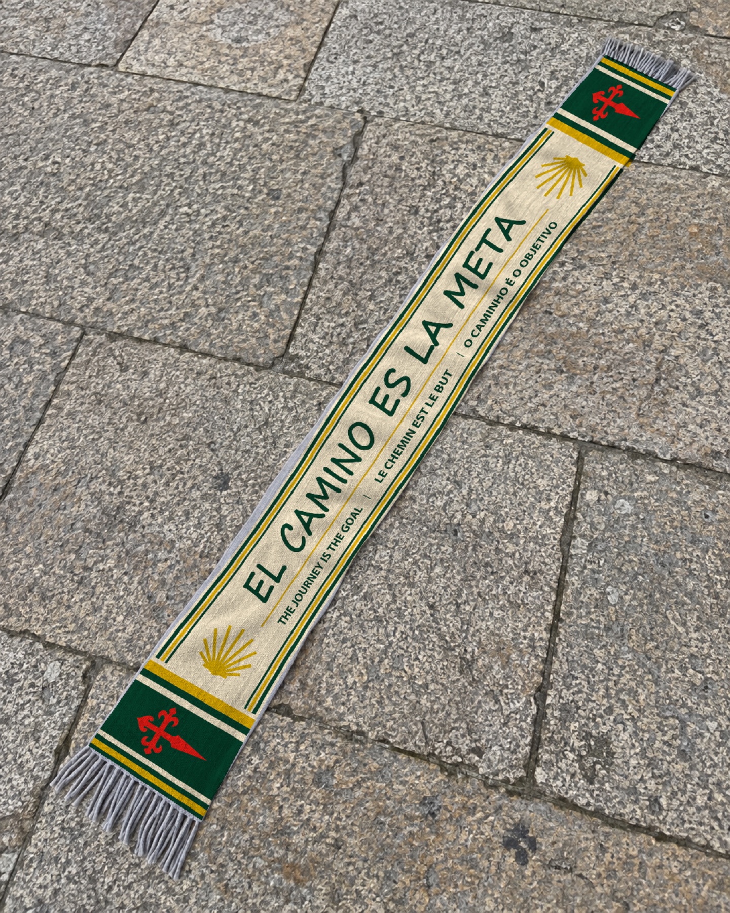 Diseño verde y dorado de la bufanda Xaneiros, extendido para apreciar sus símbolos y tejido